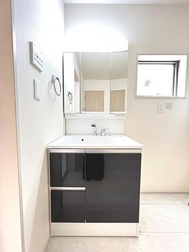 洗面化粧台です。朝の身支度から1日が始まります。