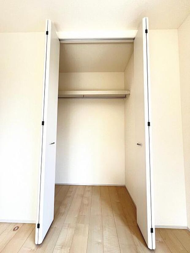 いつでもお部屋をスッキリお使い頂ける収納スペースを設置。