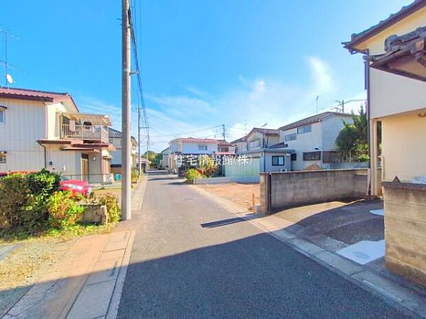 前面道路を含めた現地写真です。