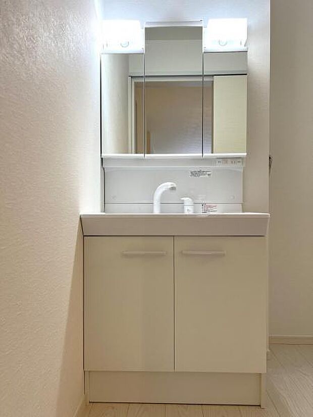 洗面化粧台です。朝の身支度から1日が始まります。