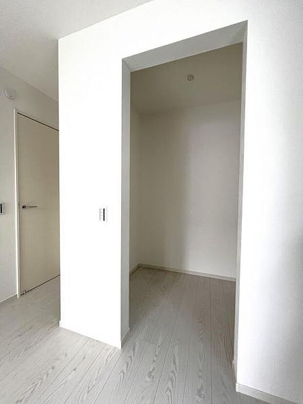 ウォークインクローゼットがあり収納スペースも豊富。季節物もスッキリ片付きそうです。