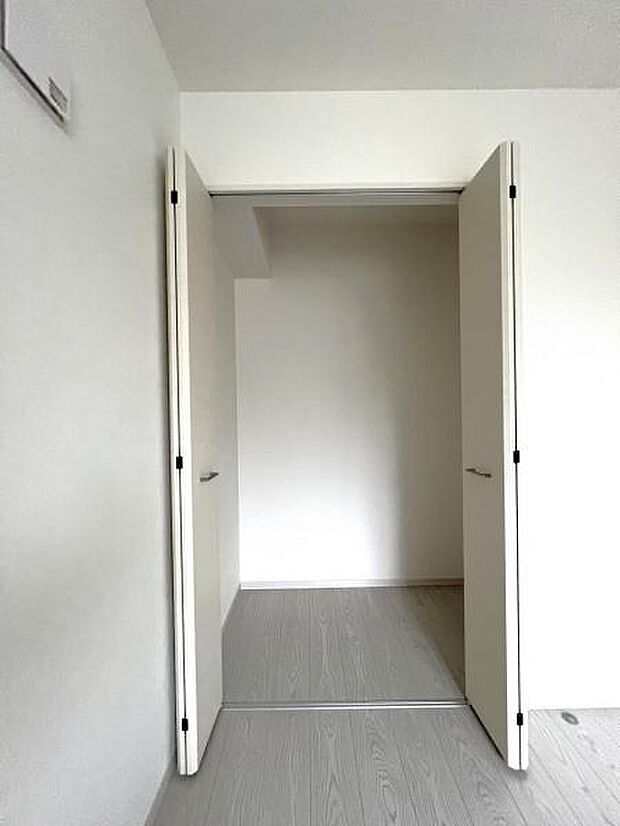 いつでもお部屋をスッキリお使い頂ける収納スペースを設置。