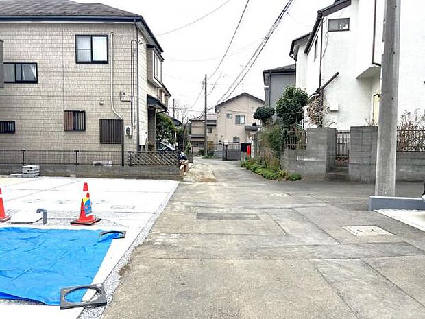 前面道路を含めた現地写真です。
