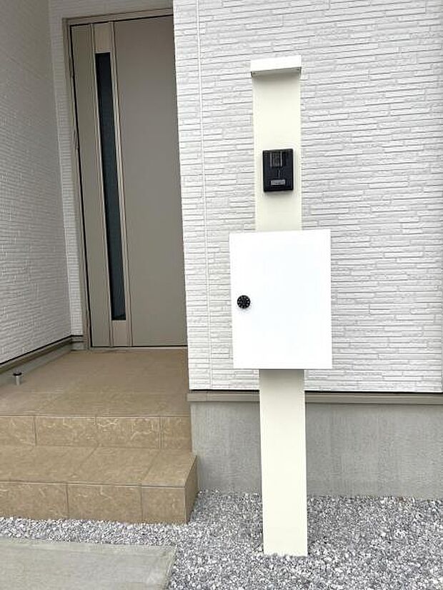 TVドアホンとポストが付いた門柱です。