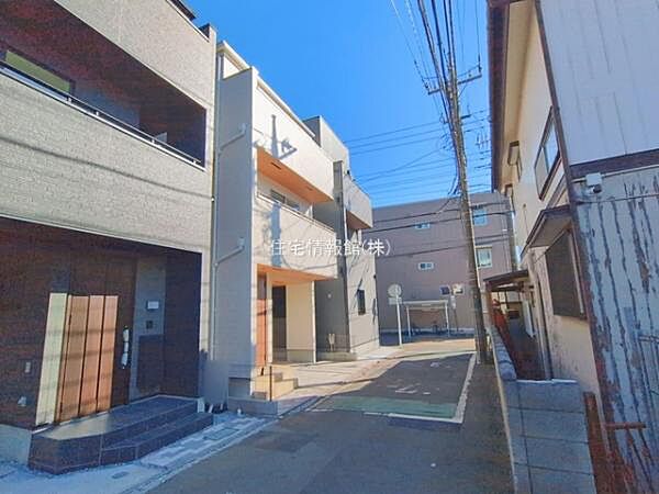 前面道路を含めた現地写真です。