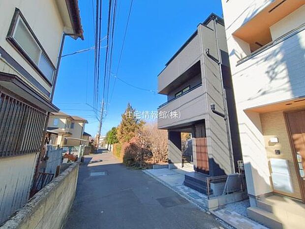前面道路を含めた現地写真です。