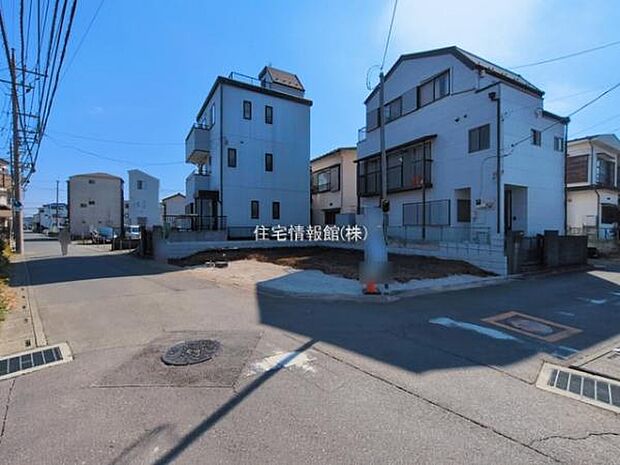 前面道路を含めた現地写真です。