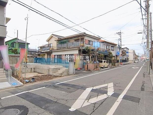 前面道路を含めた現地写真です。