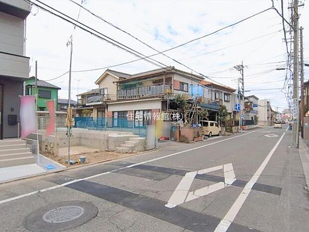 前面道路を含めた現地写真です。