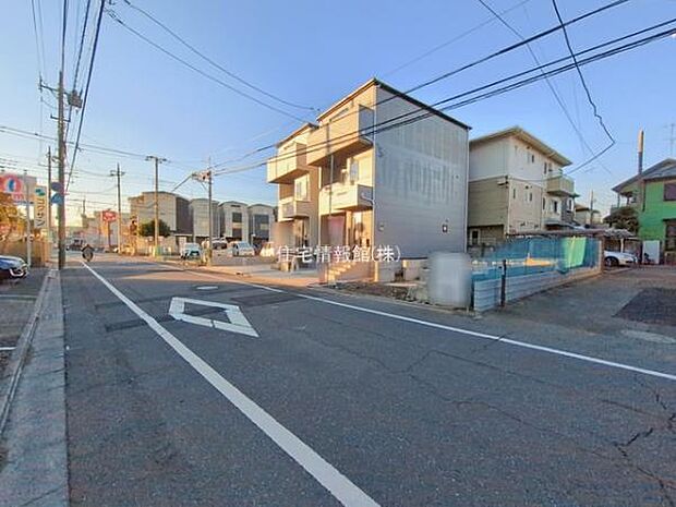 前面道路を含めた現地写真です。