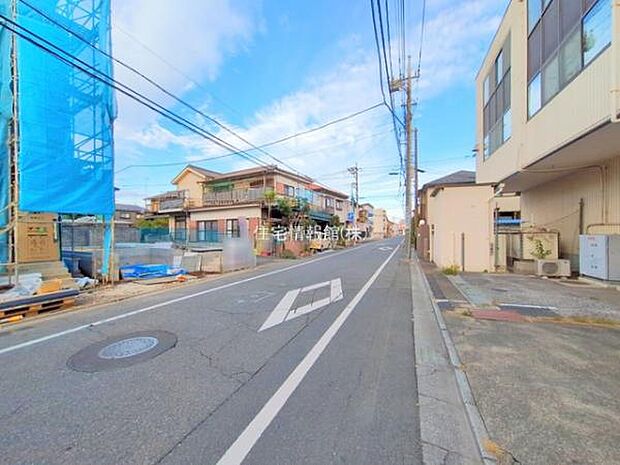 前面道路を含めた現地写真です。