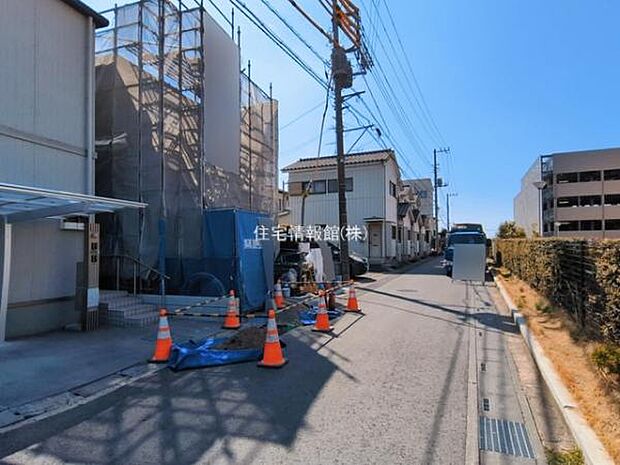 前面道路を含めた現地写真です。