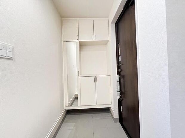 綺麗で明るい玄関でお客様をお迎えいただけます。