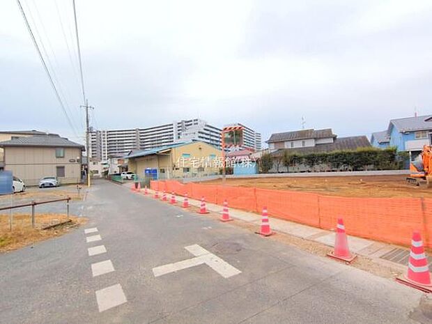 前面道路を含めた現地写真です。