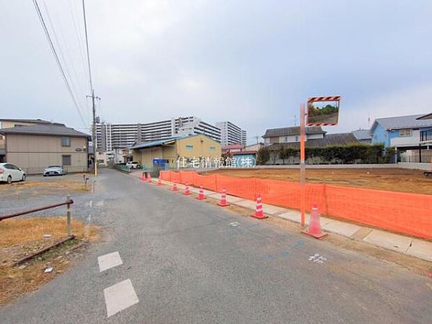 前面道路を含めた現地写真です。