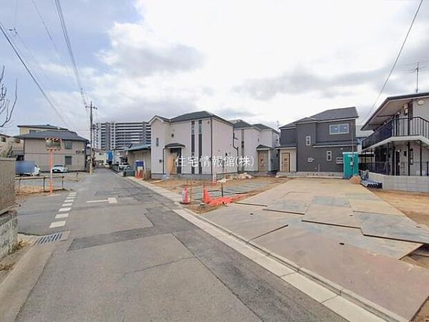 前面道路を含めた現地写真です。