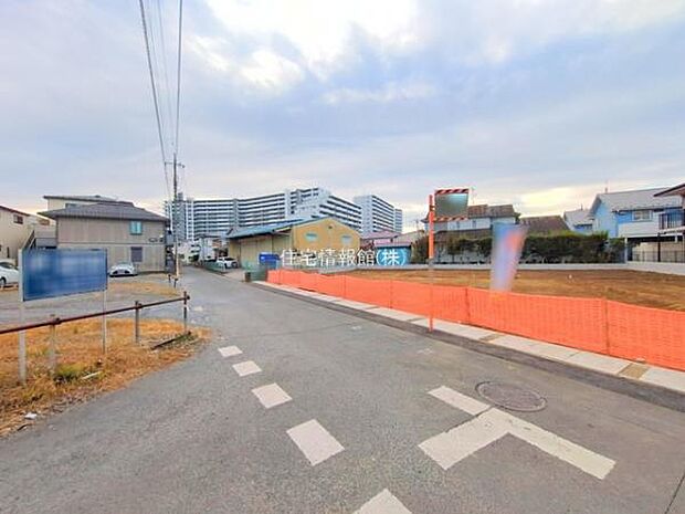 前面道路を含めた現地写真です。