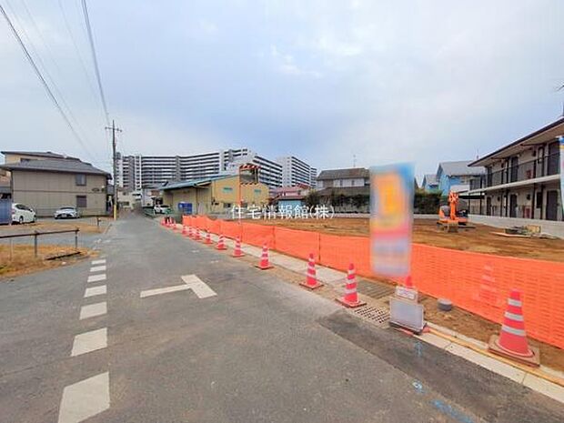 前面道路を含めた現地写真です。