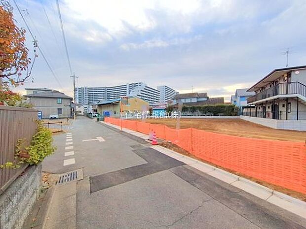 前面道路を含めた現地写真です。