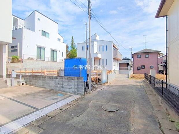 前面道路を含めた現地写真です。