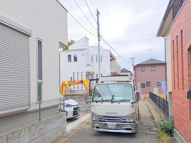 前面道路を含めた現地写真です。