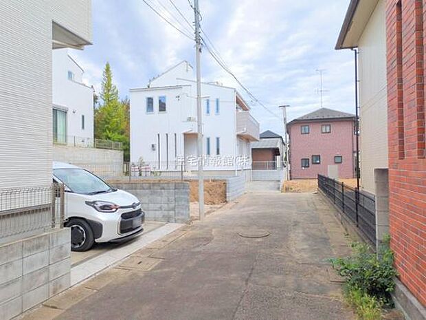 前面道路を含めた現地写真です。