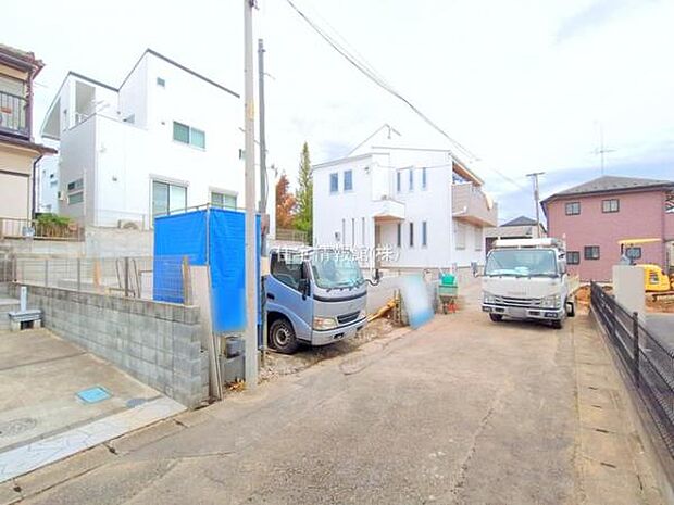 前面道路を含めた現地写真です。