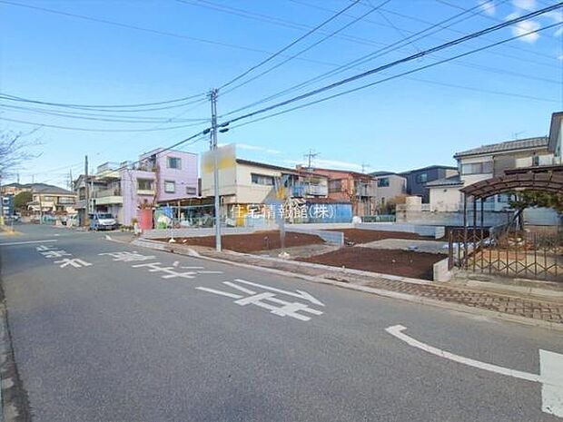 前面道路を含めた現地写真です。