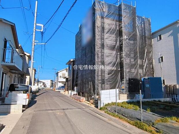 前面道路を含めた現地写真です。