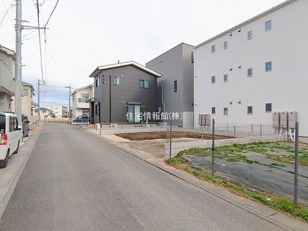 前面道路を含めた現地写真です。