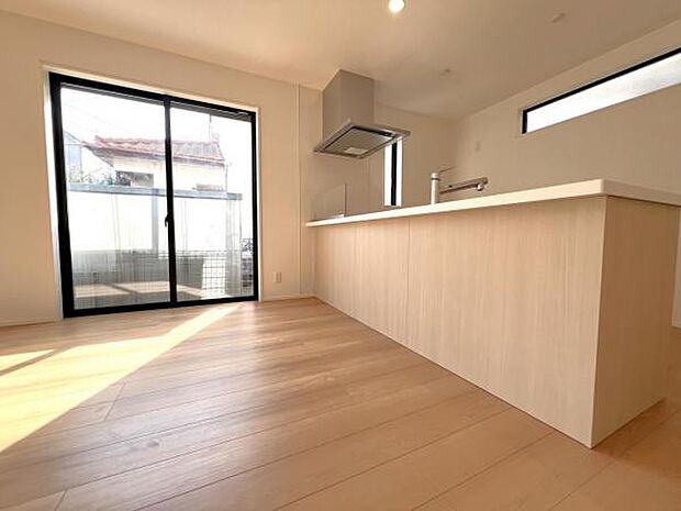 お食事中もキッチンと会話が楽しめるダイニングスペース。