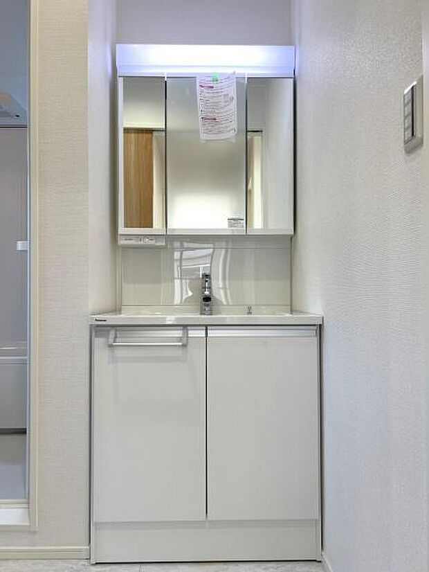 洗面化粧台です。朝の身支度から1日が始まります。