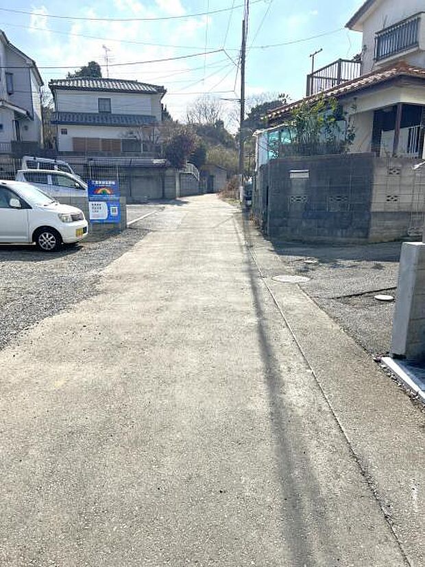 前面道路を含めた現地写真です。