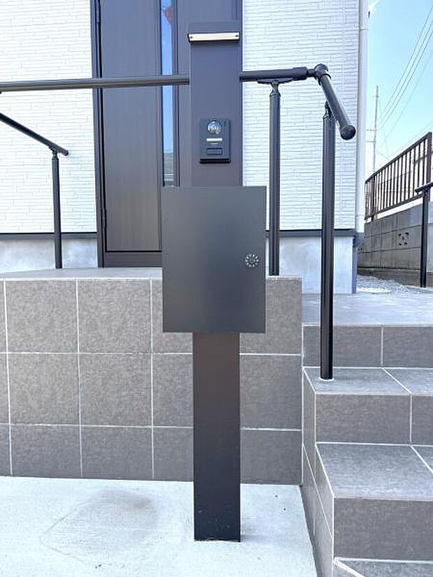 TVドアホンとポストが付いた門柱です。