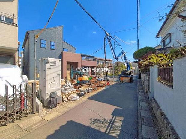 前面道路を含めた現地写真です。