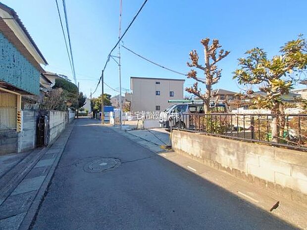 前面道路を含めた現地写真です。