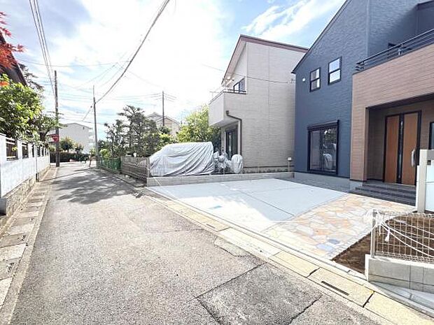 前面道路を含めた現地写真です。