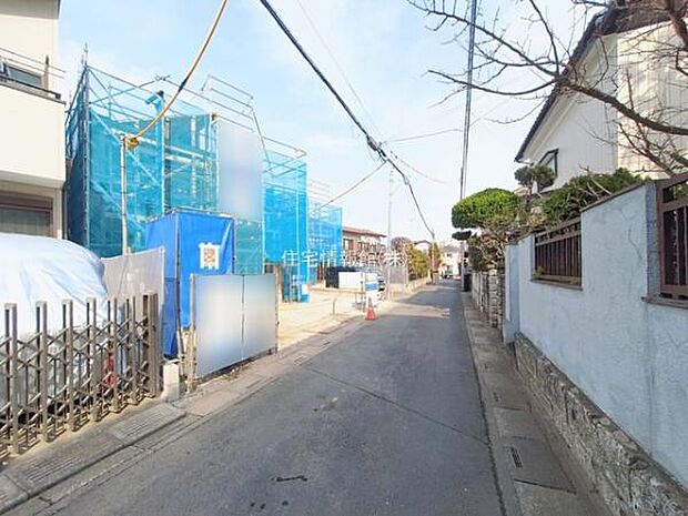 前面道路を含めた現地写真です。