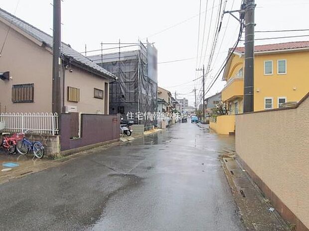 前面道路を含めた現地写真です。