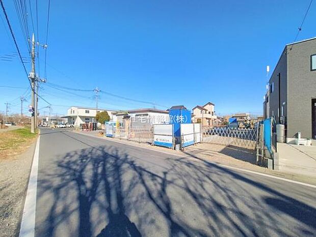 前面道路を含めた現地写真です。