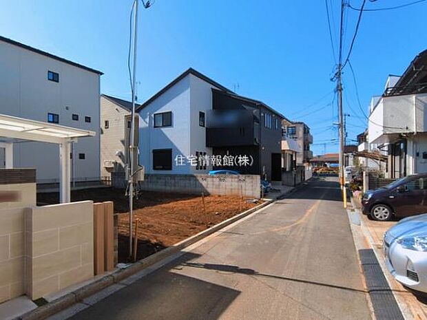 前面道路を含めた現地写真です。