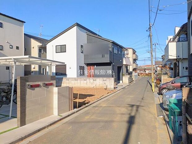 前面道路を含めた現地写真です。