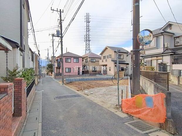 前面道路を含めた現地写真です。