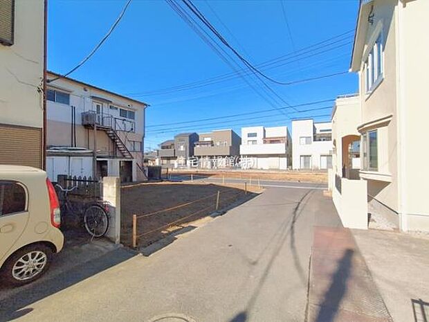 前面道路を含めた現地写真です。