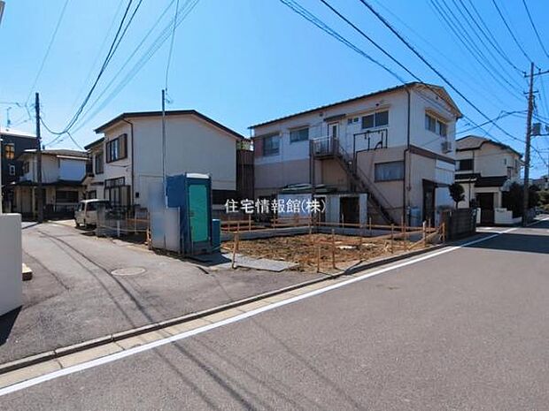 前面道路を含めた現地写真です。