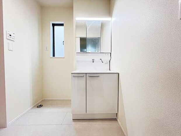 洗面化粧台です。朝の身支度から1日が始まります。