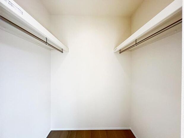 ウォークインクローゼットがあり収納スペースも豊富。季節物もスッキリ片付きそうです。