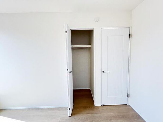 いつでもお部屋をスッキリお使い頂ける収納スペースを設置。