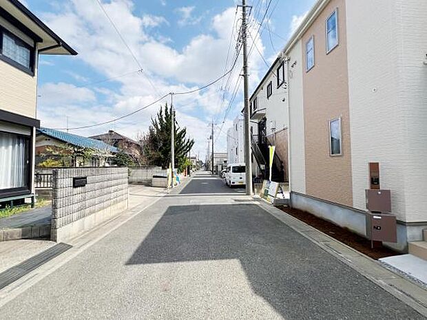 前面道路を含めた現地写真です。