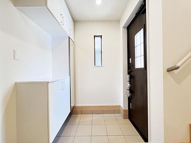 綺麗で明るい玄関でお客様をお迎えいただけます。